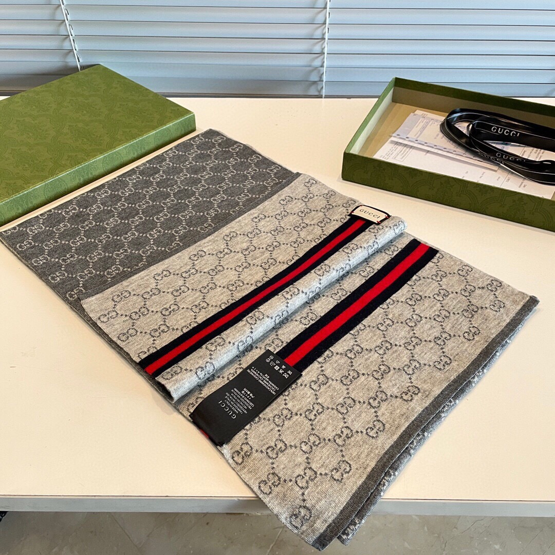 P145 GG专柜最新款💨古奇火爆来袭💥🎊顶级色织工艺🔥此工艺只有大牌纯正代工厂才有的工艺‼️100%顶级针织加羊绒👐围巾♨️高尖端产物⚠️🔥时尚大牌颜色超正💟👍超级柔软保暖亲肤，简单的素色非常大气‼️..💎💟真的是臻品罕见.32*180cm尺寸长巾💟绝对是手慢无的高端精品‼️戴着它可以放心的去各大专柜遛弯哦