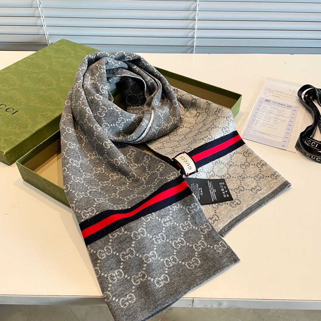 P145 GG专柜最新款💨古奇火爆来袭💥🎊顶级色织工艺🔥此工艺只有大牌纯正代工厂才有的工艺‼️100%顶级针织加羊绒👐围巾♨️高尖端产物⚠️🔥时尚大牌颜色超正💟👍超级柔软保暖亲肤，简单的素色非常大气‼️..💎💟真的是臻品罕见.32*180cm尺寸长巾💟绝对是手慢无的高端精品‼️戴着它可以放心的去各大专柜遛弯哦