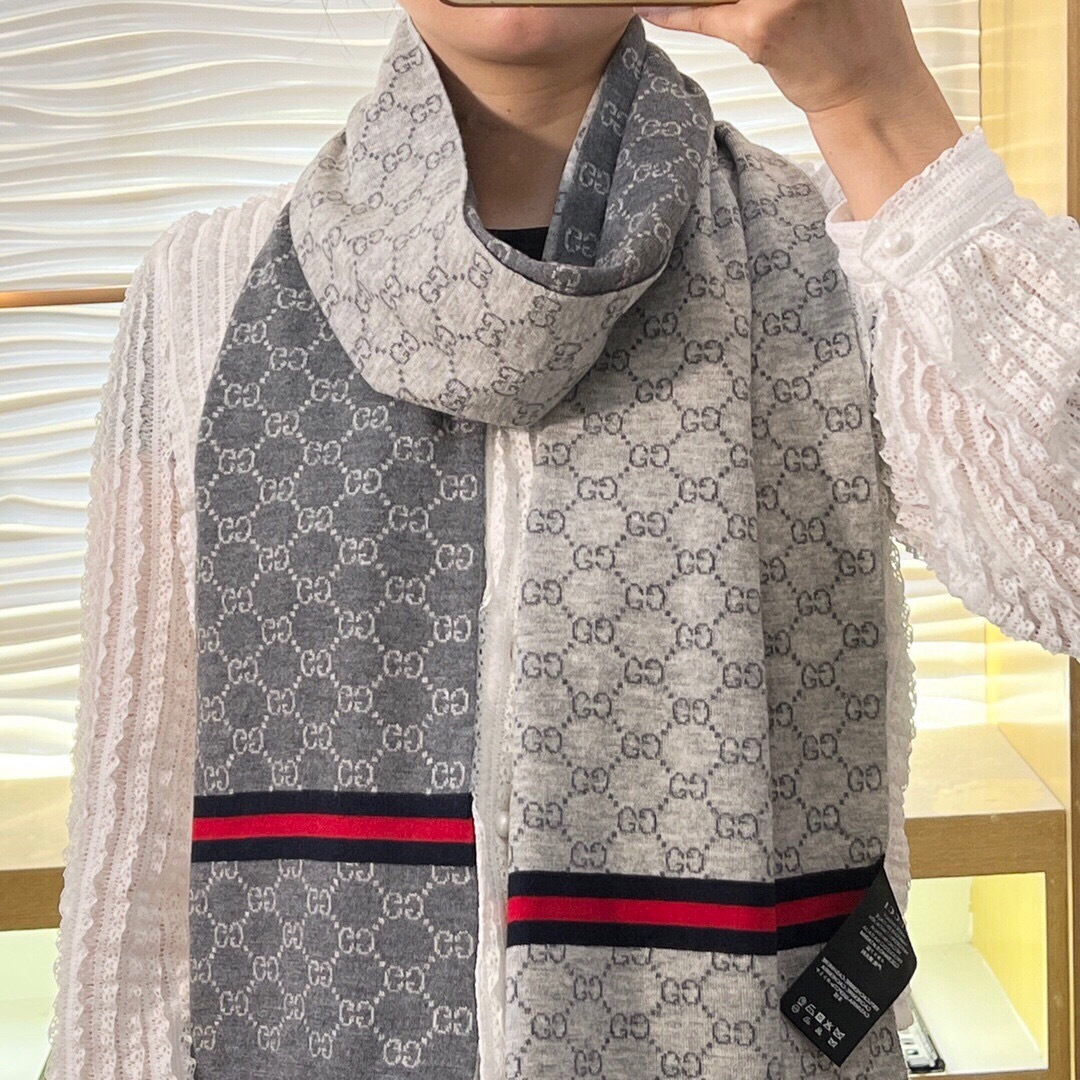 P145 GG专柜最新款💨古奇火爆来袭💥🎊顶级色织工艺🔥此工艺只有大牌纯正代工厂才有的工艺‼️100%顶级针织加羊绒👐围巾♨️高尖端产物⚠️🔥时尚大牌颜色超正💟👍超级柔软保暖亲肤，简单的素色非常大气‼️..💎💟真的是臻品罕见.32*180cm尺寸长巾💟绝对是手慢无的高端精品‼️戴着它可以放心的去各大专柜遛弯哦