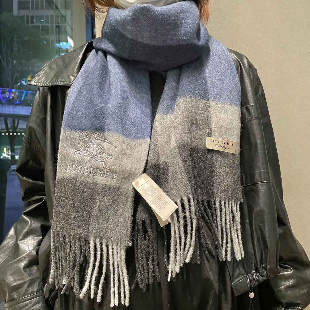 P145【巴宝莉】欧洲羊绒男女款发售,👊顶级原单正品尾货🌲,明星同款,🎩优雅温和的时尚之美,穿上有型,🆚在任何场地都独具特色,🐎面料好到爆,✈️让我们戴着起来无拘无束就是舒服,,32*180规格