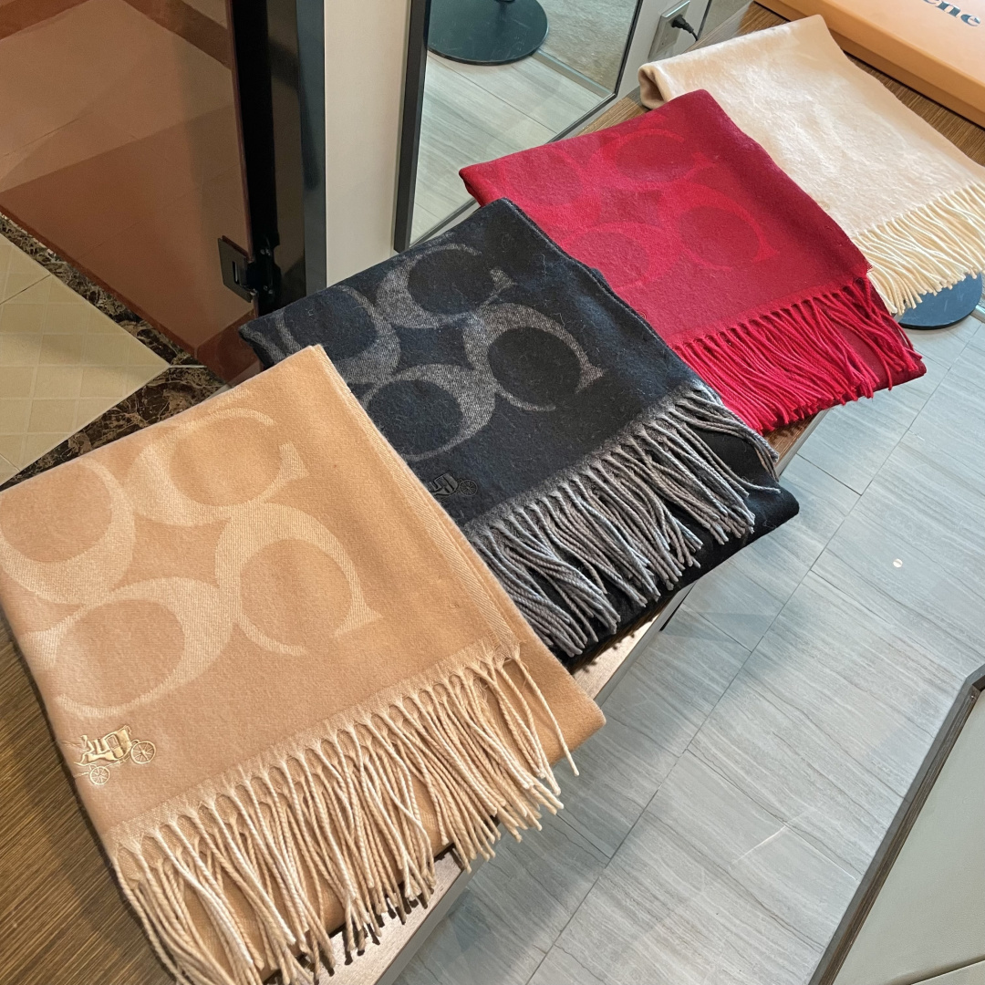 P135 高版本✨【经典款】COACH经典 蔻驰披肩也太好看了吧!不仅有颜值还有品质,羊绒,手感超级软糯和舒服,尺寸195×53cm,整体宽度还可以,算是个小披肩。正反面做的互补色,一面是深色logo搭配浅色底,另一面是相反色,温温柔柔的感觉围巾一定要冲这一条!