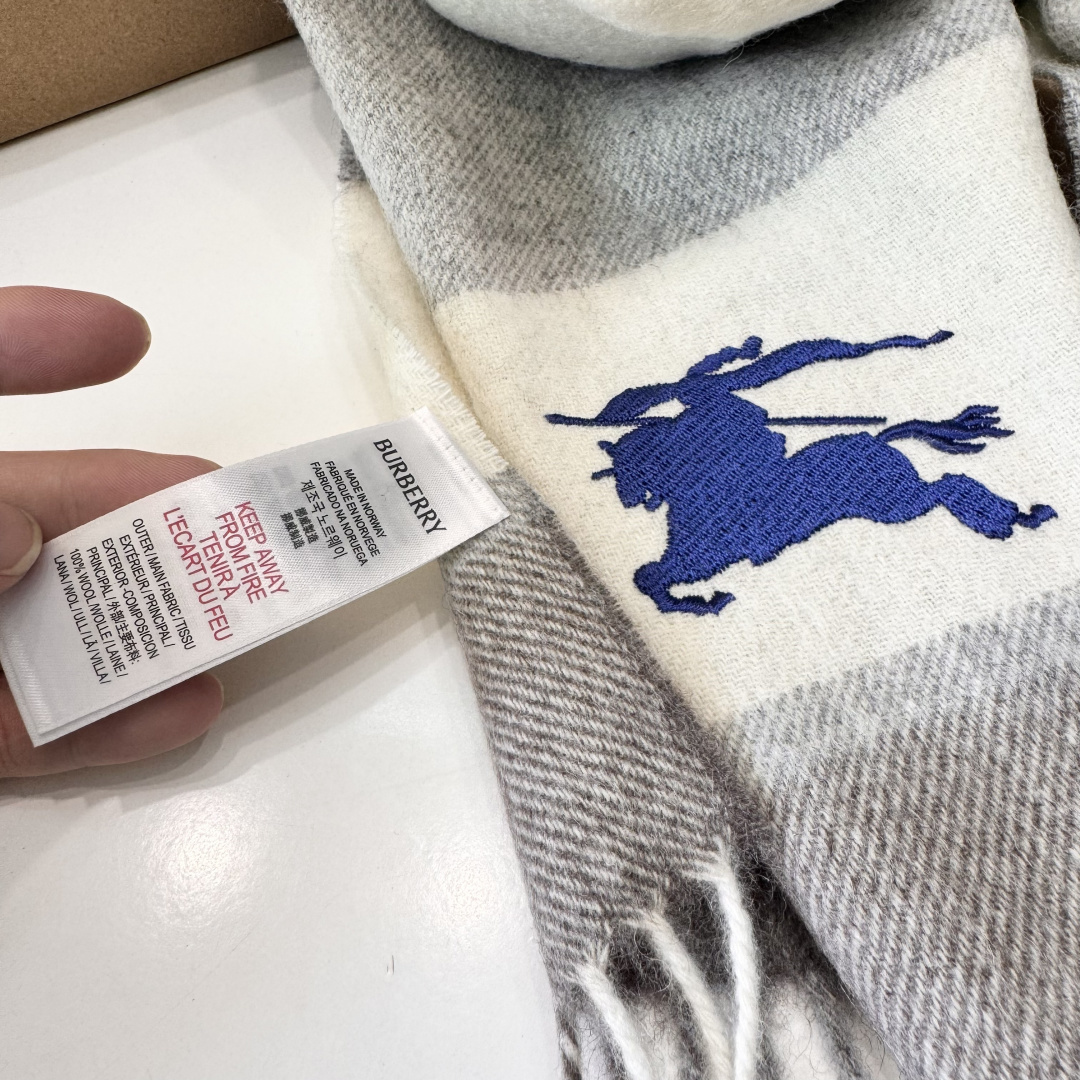 😍viP推荐👍巴宝莉专柜最新款水波纹Tb围巾‼️【顶级羊绒围巾】。爆款哦 😘💍实物真心美 🎀披肩配以精美