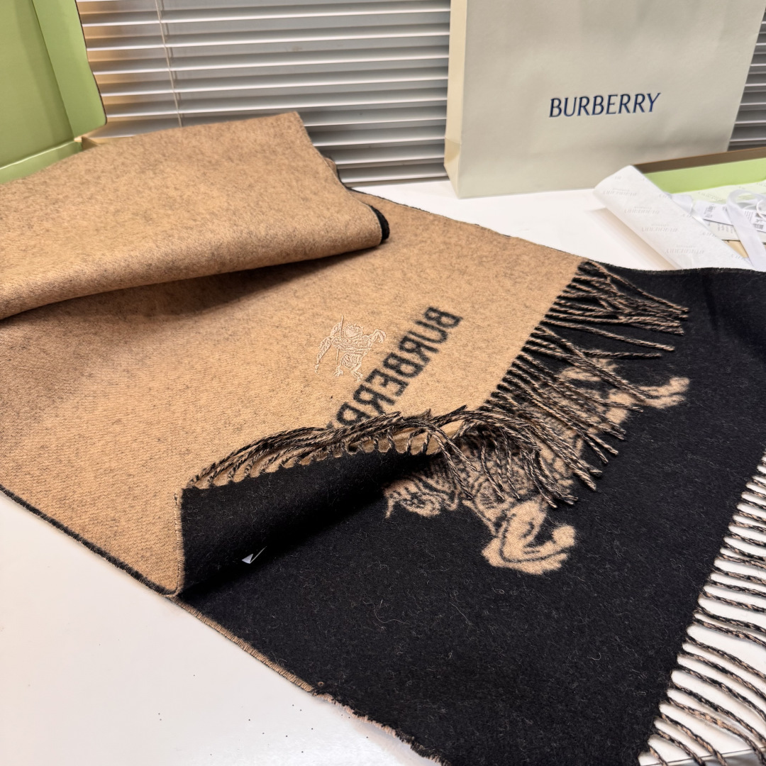 巴宝利 最新款围巾，男女士的福利 超温柔洋气的双面设计！！】感觉这个比以往的设计都更显年轻更显温柔更气质