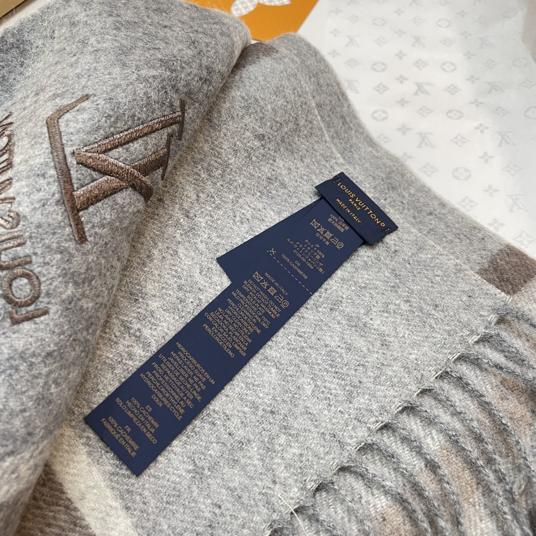 LV款式很有男性魅力，经典大方‼️面料采用的是客供纯羊绒，细腻柔软度都非常的好，非常漂亮。上身效果无敌好