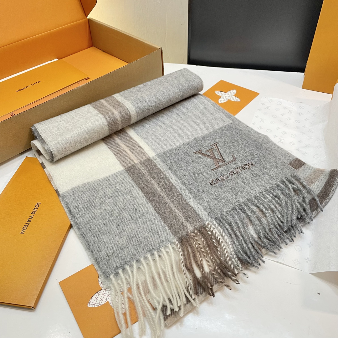 LV款式很有男性魅力，经典大方‼️面料采用的是客供纯羊绒，细腻柔软度都非常的好，非常漂亮。上身效果无敌好