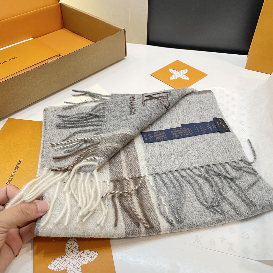 LV款式很有男性魅力，经典大方‼️面料采用的是客供纯羊绒，细腻柔软度都非常的好，非常漂亮。上身效果无敌好