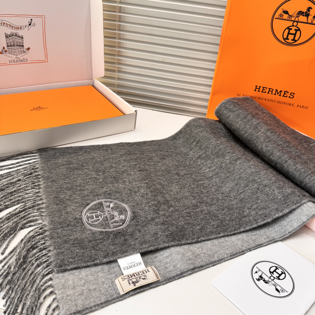 ✨✨爱马仕双面围巾❗好看的要疯掉了，太有型太有魅力了❗❗非常斯文时尚的秋冬单品！真的很喜欢，非常Clas