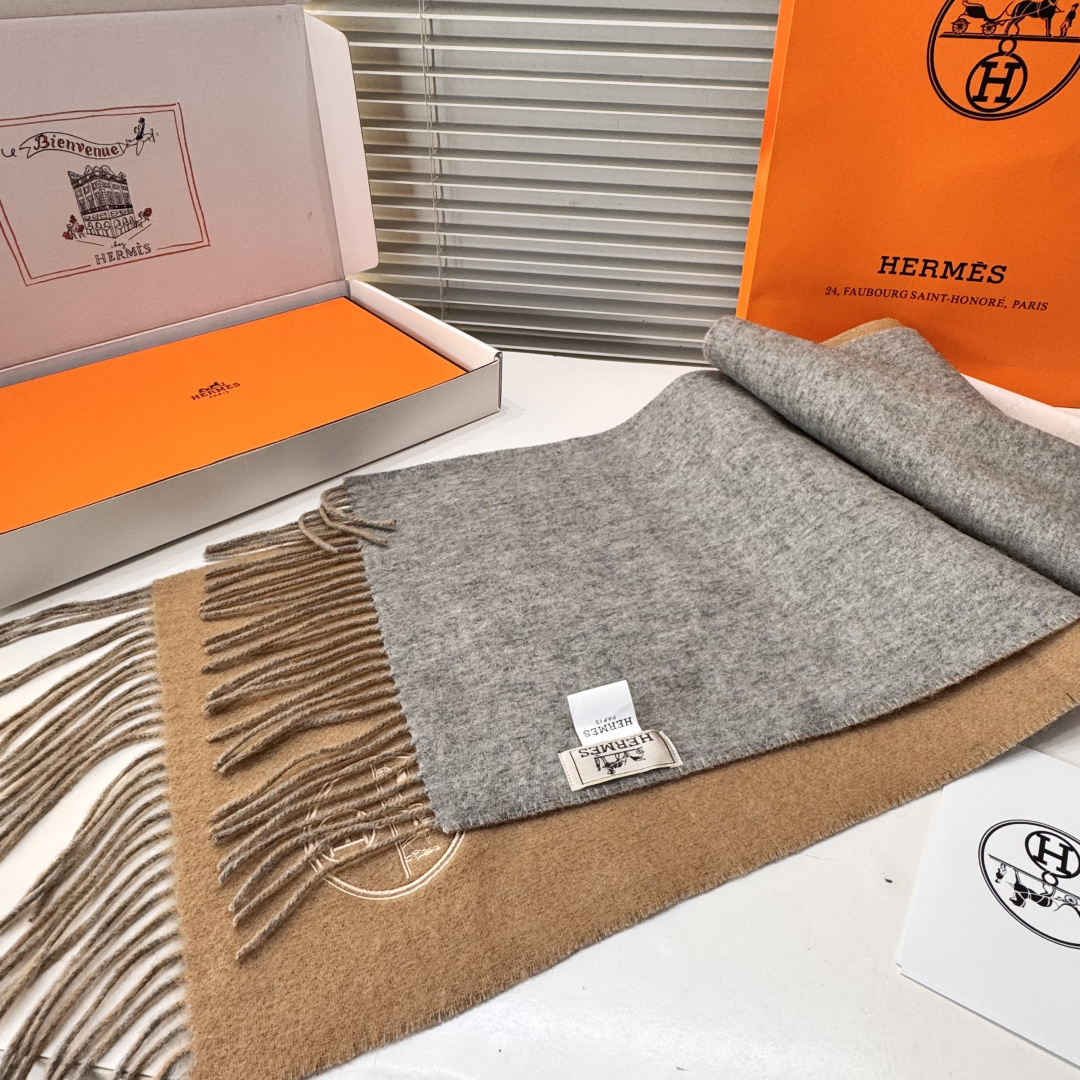 ✨✨爱马仕双面围巾❗好看的要疯掉了，太有型太有魅力了❗❗非常斯文时尚的秋冬单品！真的很喜欢，非常Clas