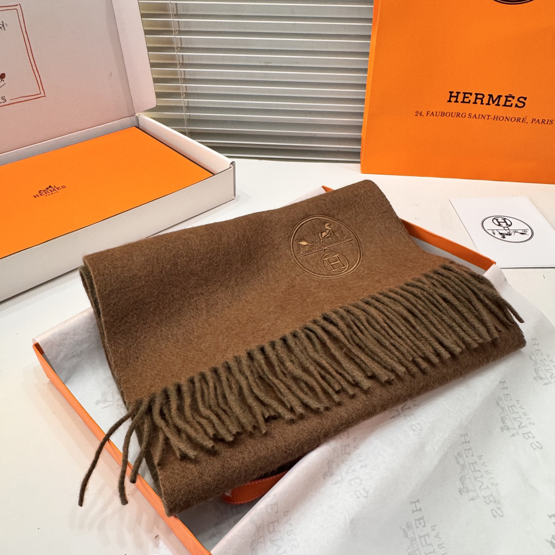 ✨✨爱马仕双面围巾❗好看的要疯掉了，太有型太有魅力了❗❗非常斯文时尚的秋冬单品！真的很喜欢，非常Clas