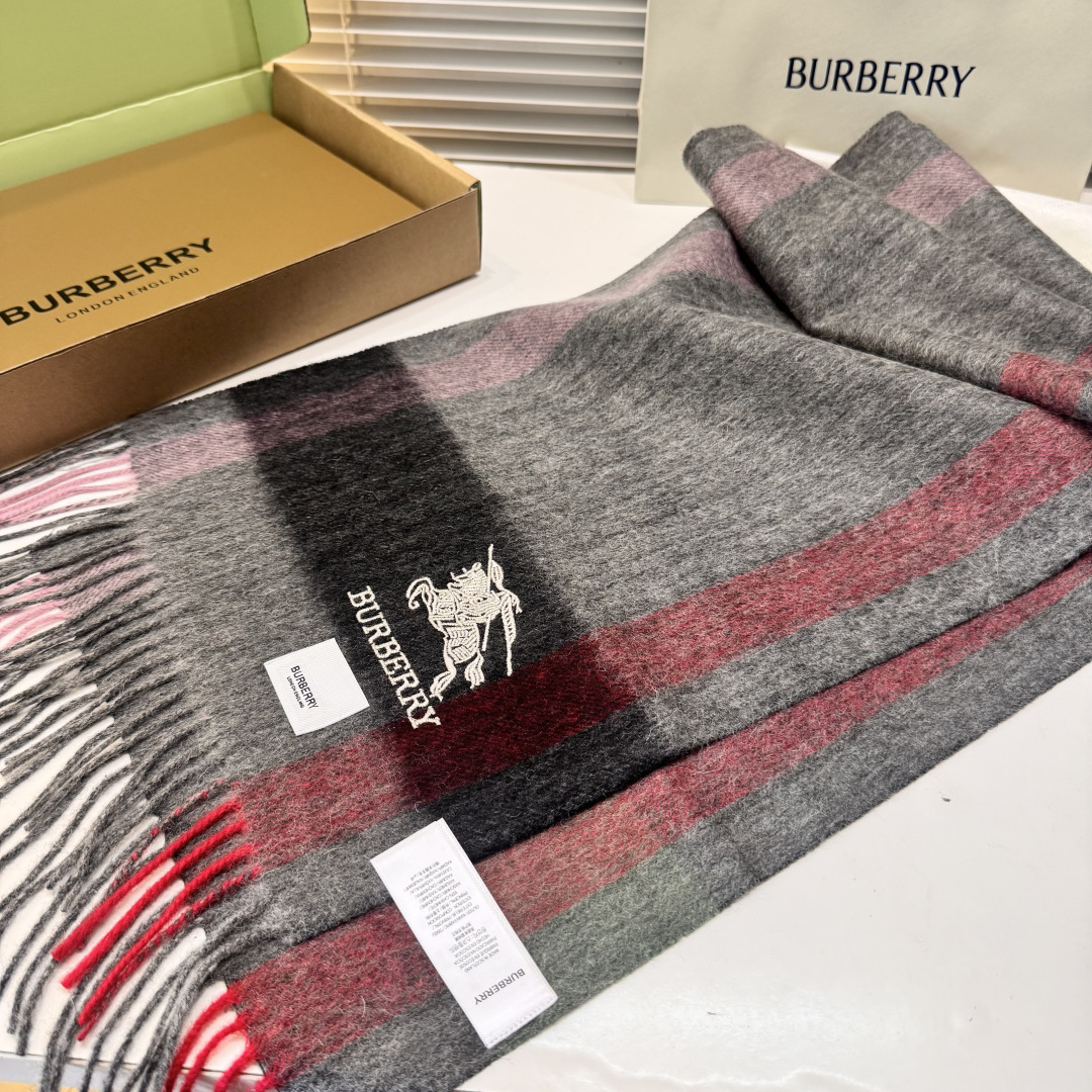 顶级高端货现货发行⚠️巴宝莉专柜超爆万年款✨【经典格纹长巾】羊绒围巾✨品质手感好到不行‼️100%顶级羊