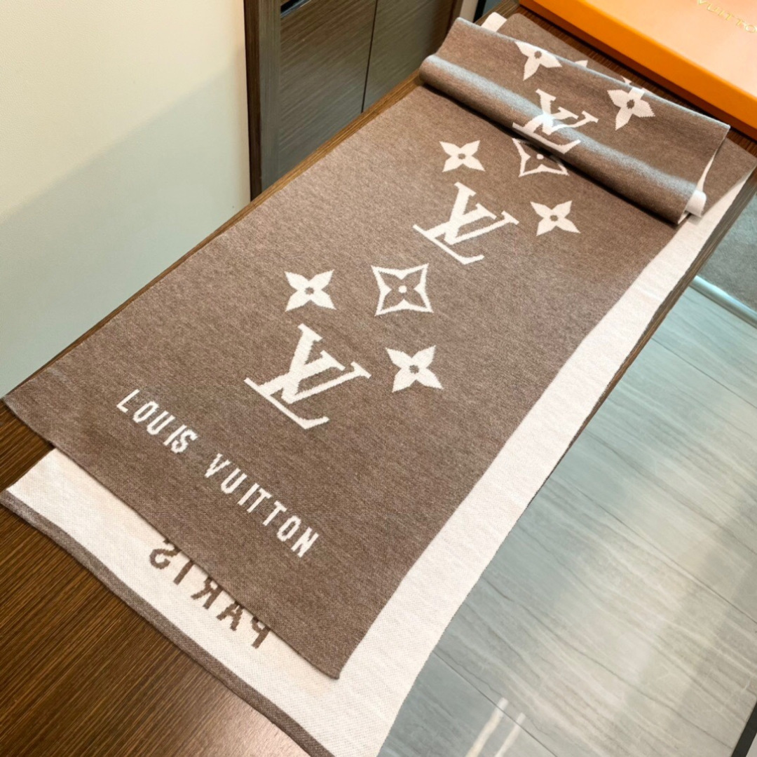 我们的男款围巾且买且珍惜~~男款真的很少，一年也就出几款，都是出口订单所以比较难遇。男人的东西讲究少而精