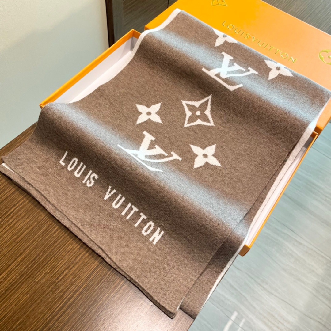 我们的男款围巾且买且珍惜~~男款真的很少，一年也就出几款，都是出口订单所以比较难遇。男人的东西讲究少而精