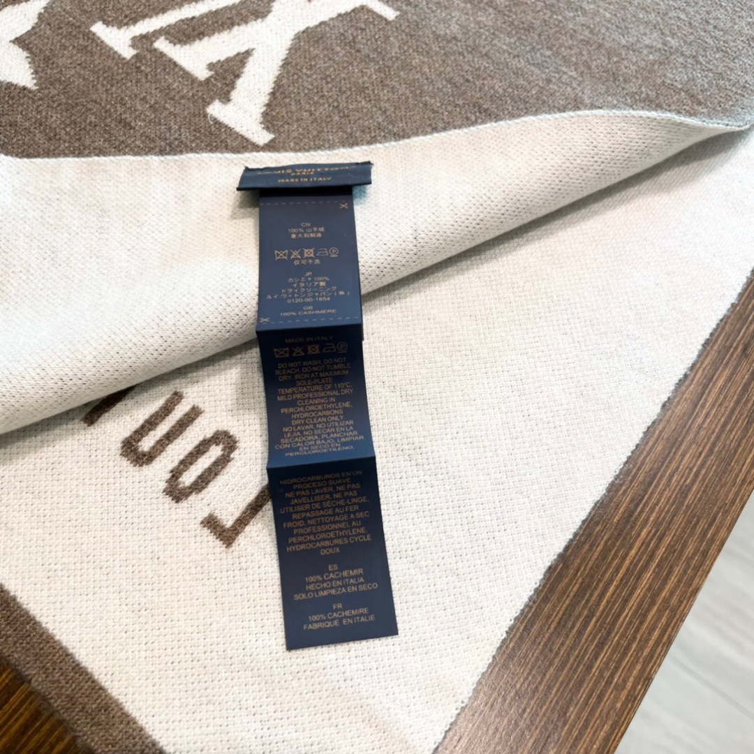 我们的男款围巾且买且珍惜~~男款真的很少，一年也就出几款，都是出口订单所以比较难遇。男人的东西讲究少而精