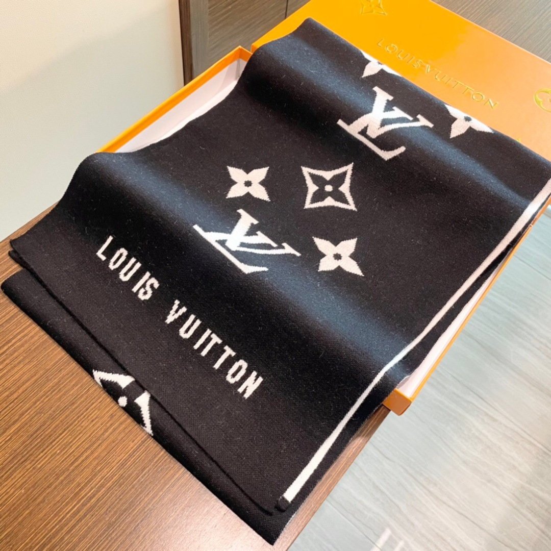 我们的男款围巾且买且珍惜~~男款真的很少，一年也就出几款，都是出口订单所以比较难遇。男人的东西讲究少而精