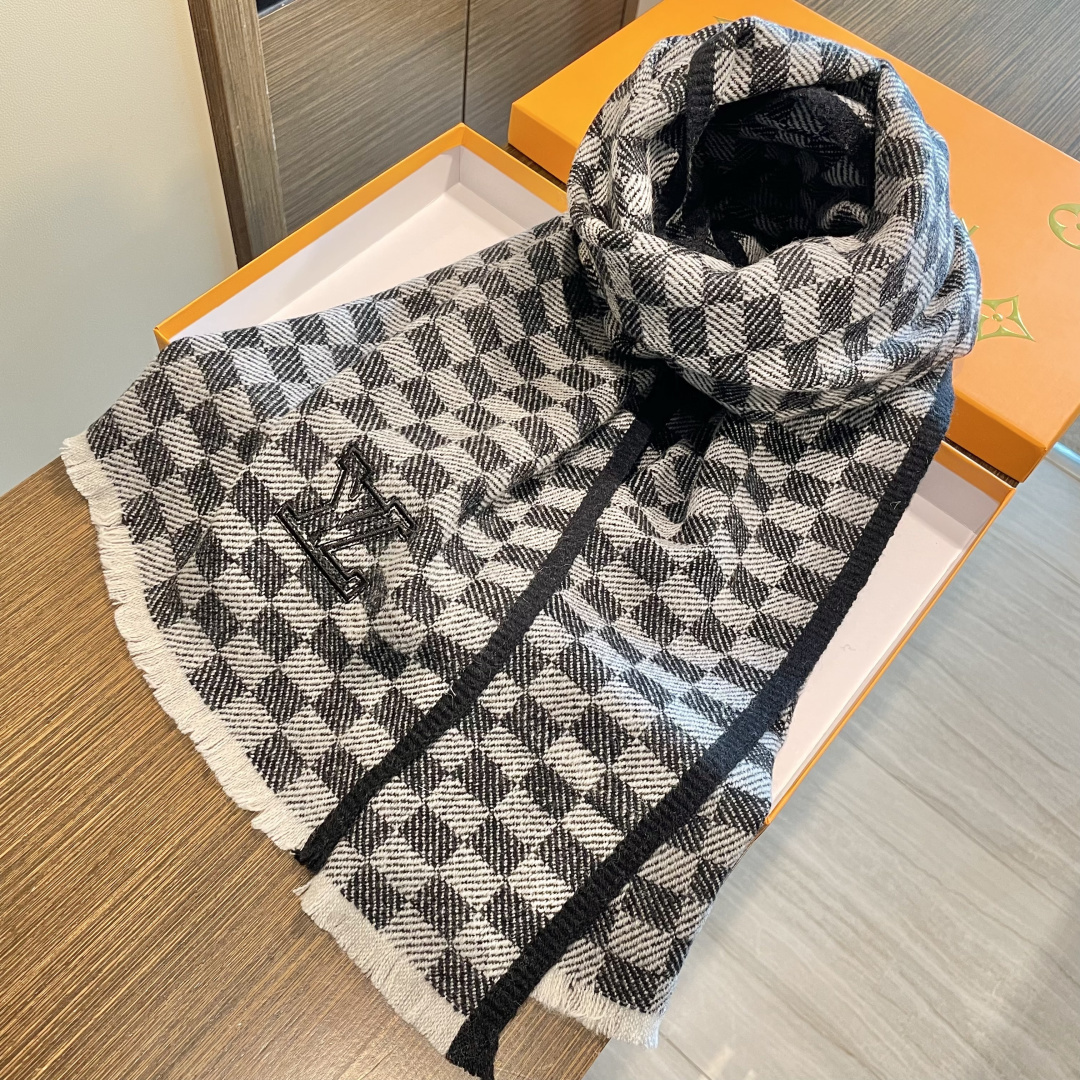 爆款上👍👍 LV独家牛货🐂 高端品质棋盘格编织工艺围巾‼️这种精品是市场上及其少见的，棋盘格元素针织毛线