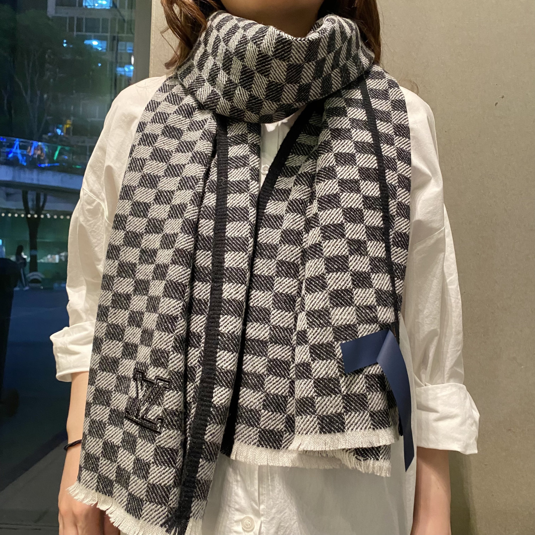 爆款上👍👍 LV独家牛货🐂 高端品质棋盘格编织工艺围巾‼️这种精品是市场上及其少见的，棋盘格元素针织毛线