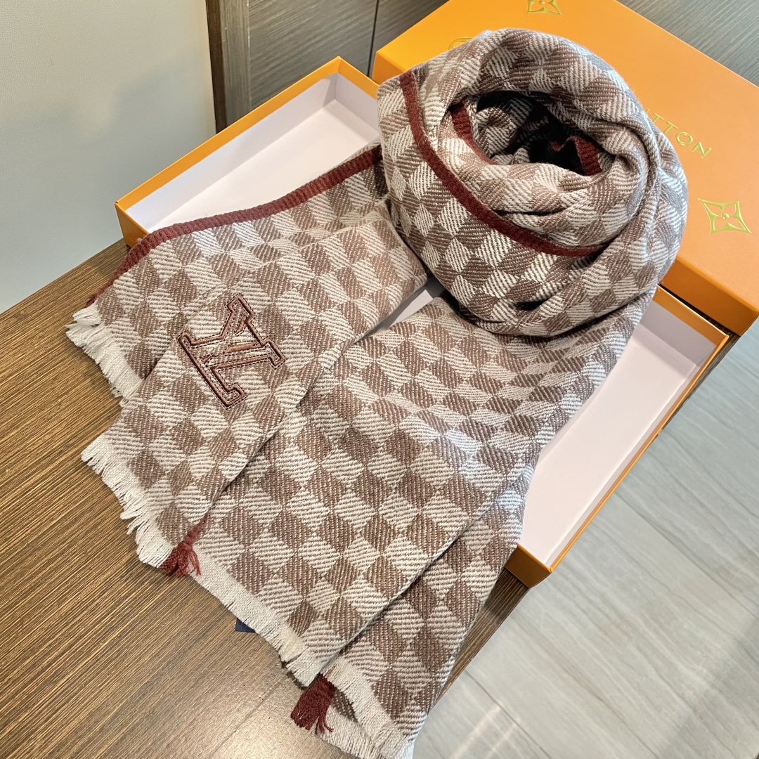 爆款上👍👍 LV独家牛货🐂 高端品质棋盘格编织工艺围巾‼️这种精品是市场上及其少见的，棋盘格元素针织毛线
