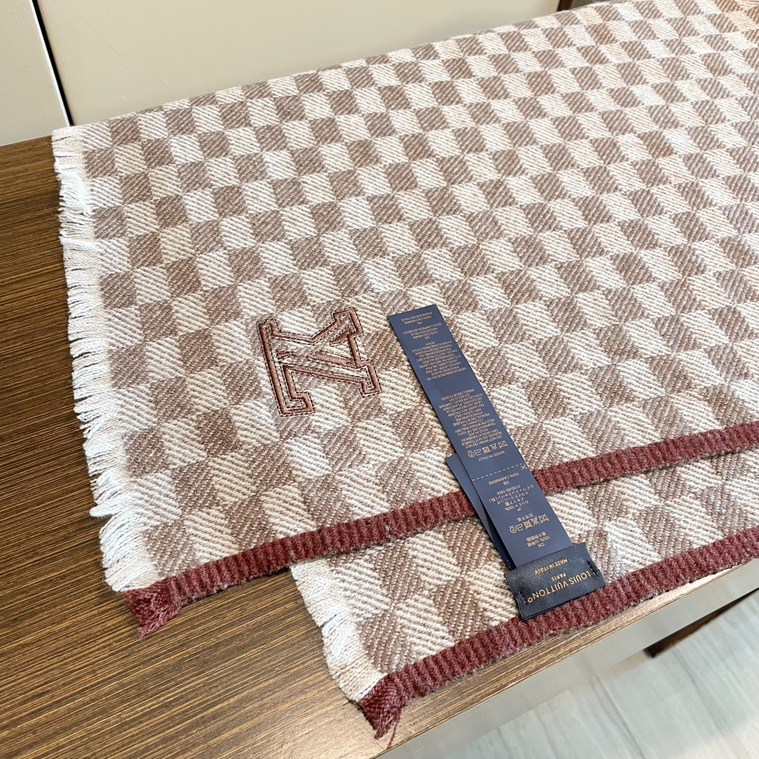 爆款上👍👍 LV独家牛货🐂 高端品质棋盘格编织工艺围巾‼️这种精品是市场上及其少见的，棋盘格元素针织毛线