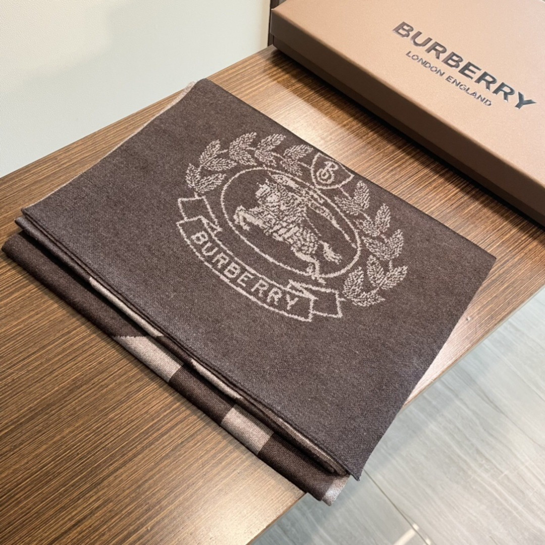 😍viP推荐👍巴宝莉专柜最新款围巾【顶级羊绒围巾】。爆款哦 😘💍实物真心美 🎀针织围巾配以精美logo的