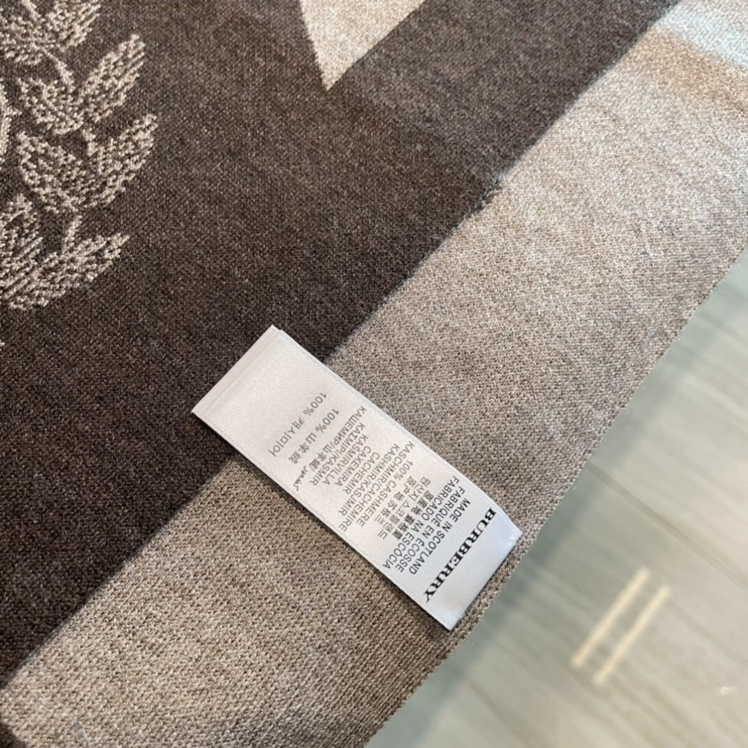 😍viP推荐👍巴宝莉专柜最新款围巾【顶级羊绒围巾】。爆款哦 😘💍实物真心美 🎀针织围巾配以精美logo的