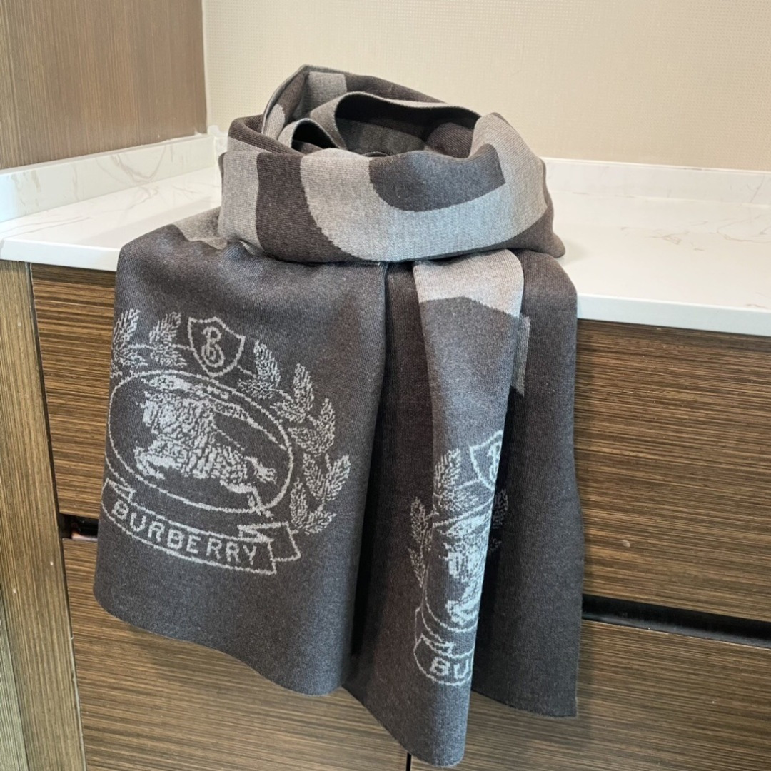 😍viP推荐👍巴宝莉专柜最新款围巾【顶级羊绒围巾】。爆款哦 😘💍实物真心美 🎀针织围巾配以精美logo的