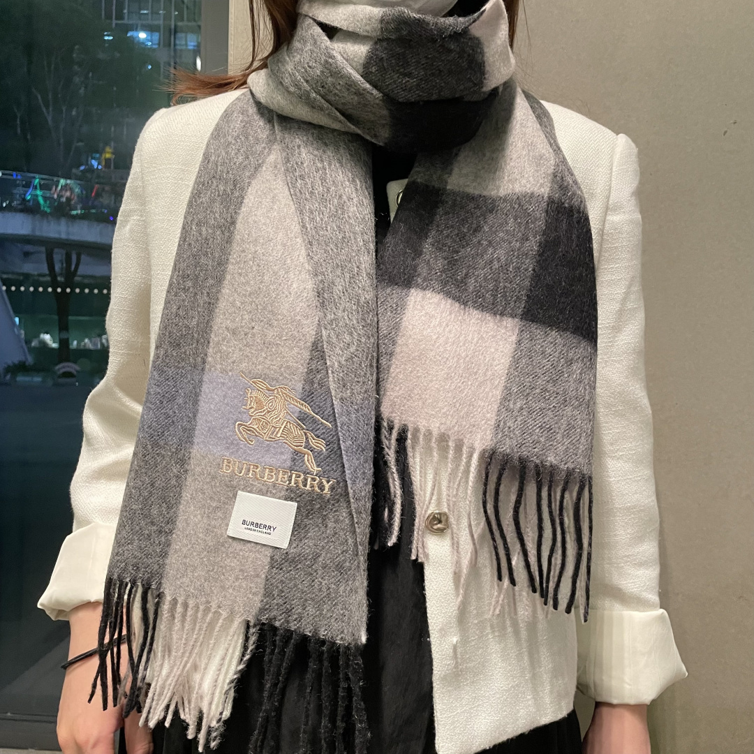 爆款大量现货 放心上图 巴宝利国际品牌时尚男士围巾上市。。✨霸气休闲为一体[鼓掌][鼓掌]顶级羊绒+精细