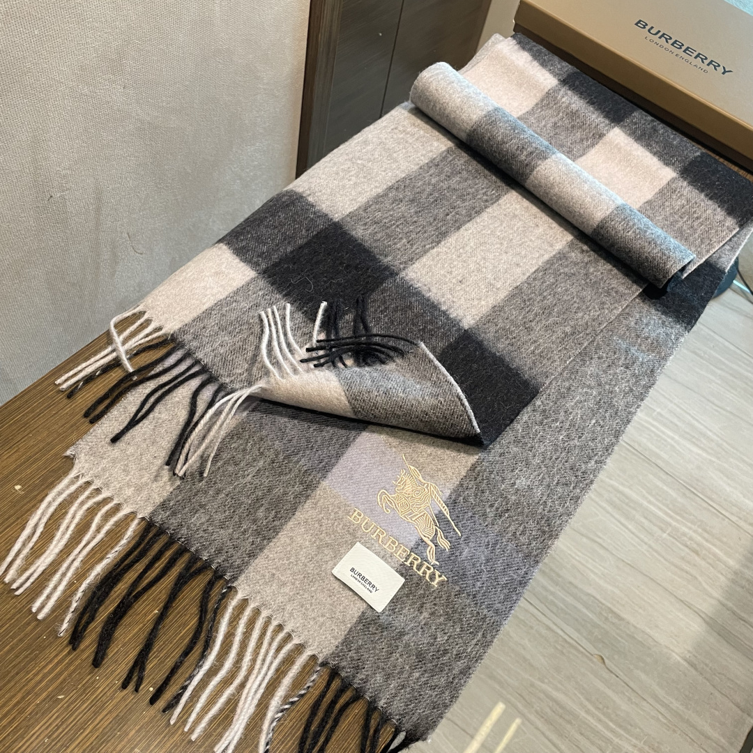 爆款大量现货 放心上图 巴宝利国际品牌时尚男士围巾上市。。✨霸气休闲为一体[鼓掌][鼓掌]顶级羊绒+精细