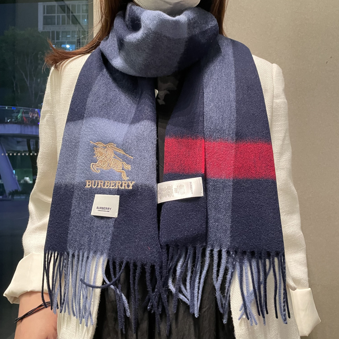 爆款大量现货 放心上图 巴宝利国际品牌时尚男士围巾上市。。✨霸气休闲为一体[鼓掌][鼓掌]顶级羊绒+精细