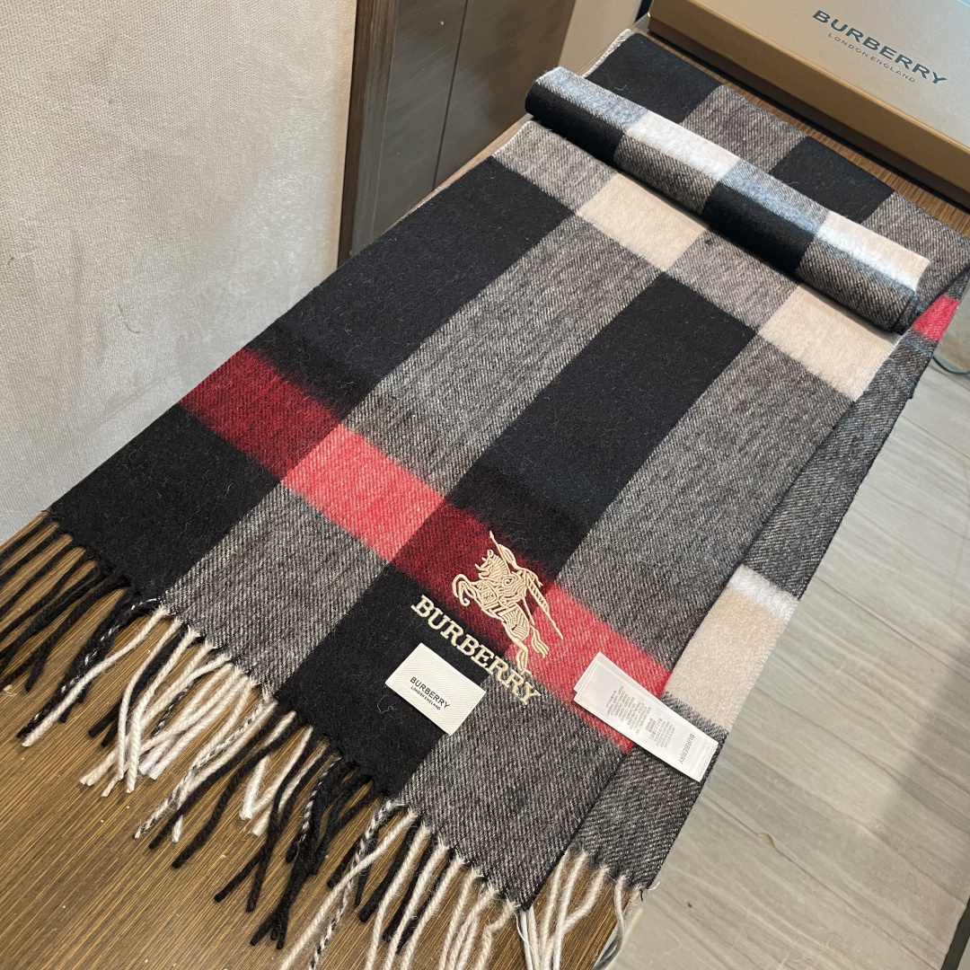 爆款大量现货 放心上图 巴宝利国际品牌时尚男士围巾上市。。✨霸气休闲为一体[鼓掌][鼓掌]顶级羊绒+精细