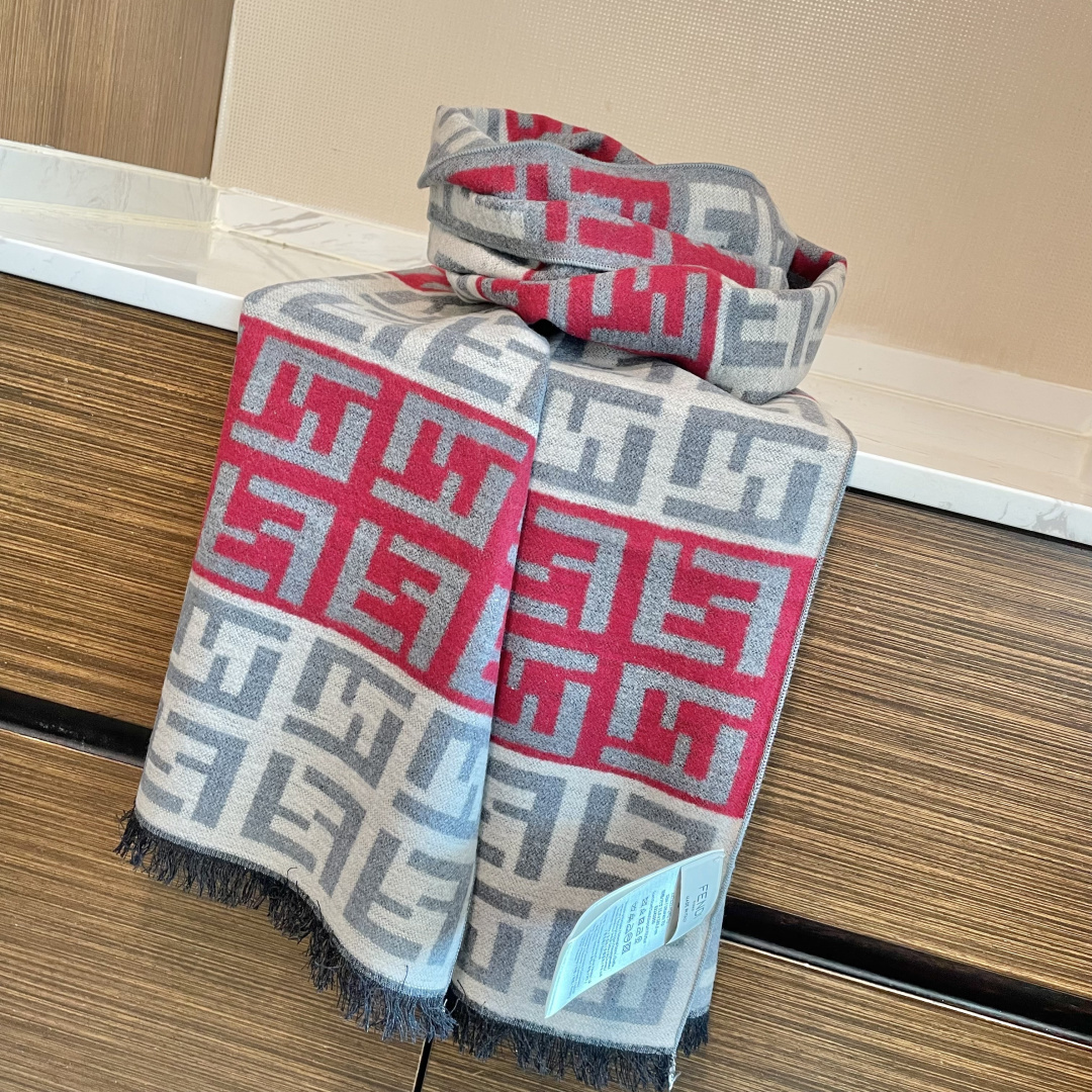 芬迪FF男女款围巾新款到货！海外原单，专柜原版，👏🎀️精美 今年超流行的款✨颜色随便百搭精神现👍💓🎀时尚