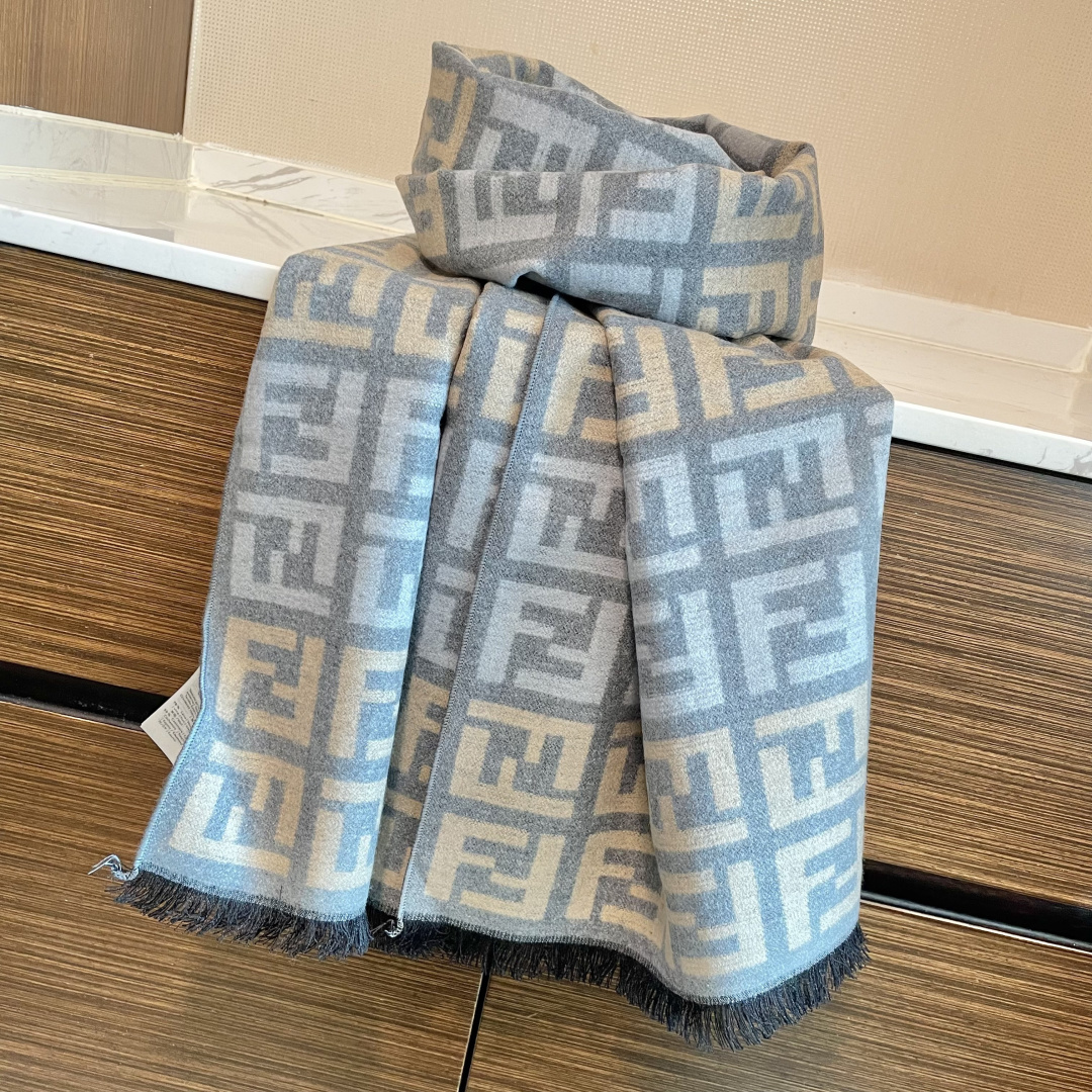 芬迪FF男女款围巾新款到货！海外原单，专柜原版，👏🎀️精美 今年超流行的款✨颜色随便百搭精神现👍💓🎀时尚