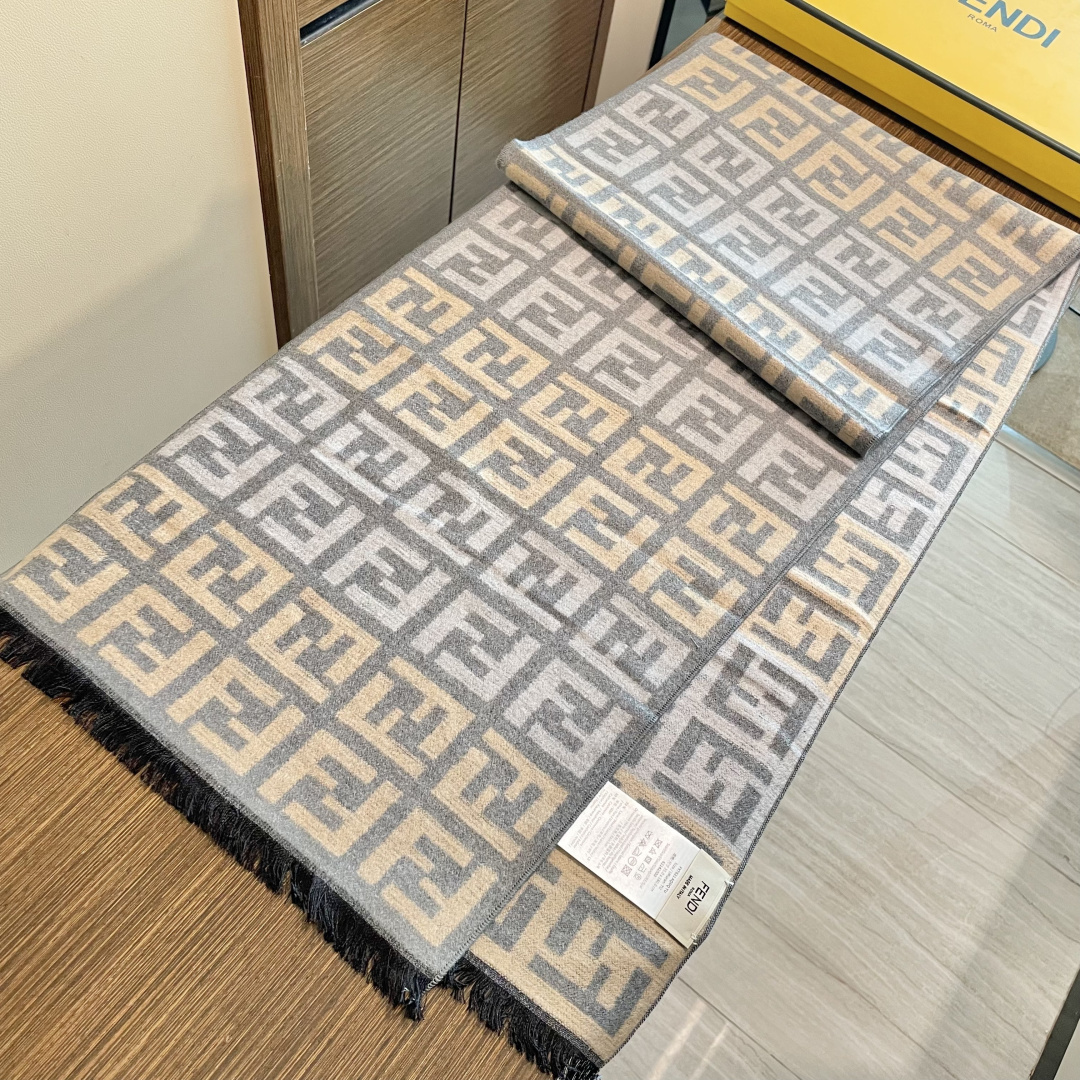 芬迪FF男女款围巾新款到货！海外原单，专柜原版，👏🎀️精美 今年超流行的款✨颜色随便百搭精神现👍💓🎀时尚