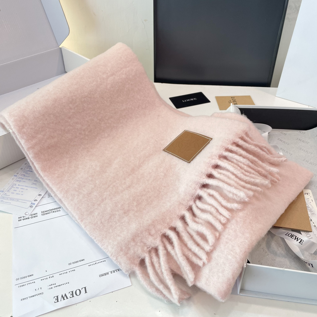 2025年罗意威超美新款马海毛围巾！超级推荐入手！】质感好货！主打的马海毛围巾~据说超难买哦！！打了好多