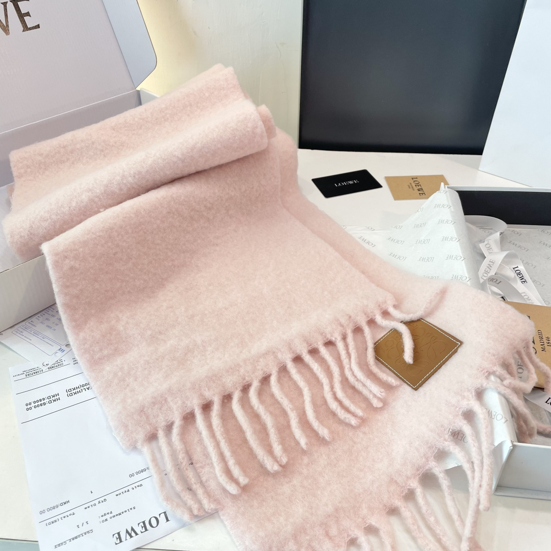 2025年罗意威超美新款马海毛围巾！超级推荐入手！】质感好货！主打的马海毛围巾~据说超难买哦！！打了好多