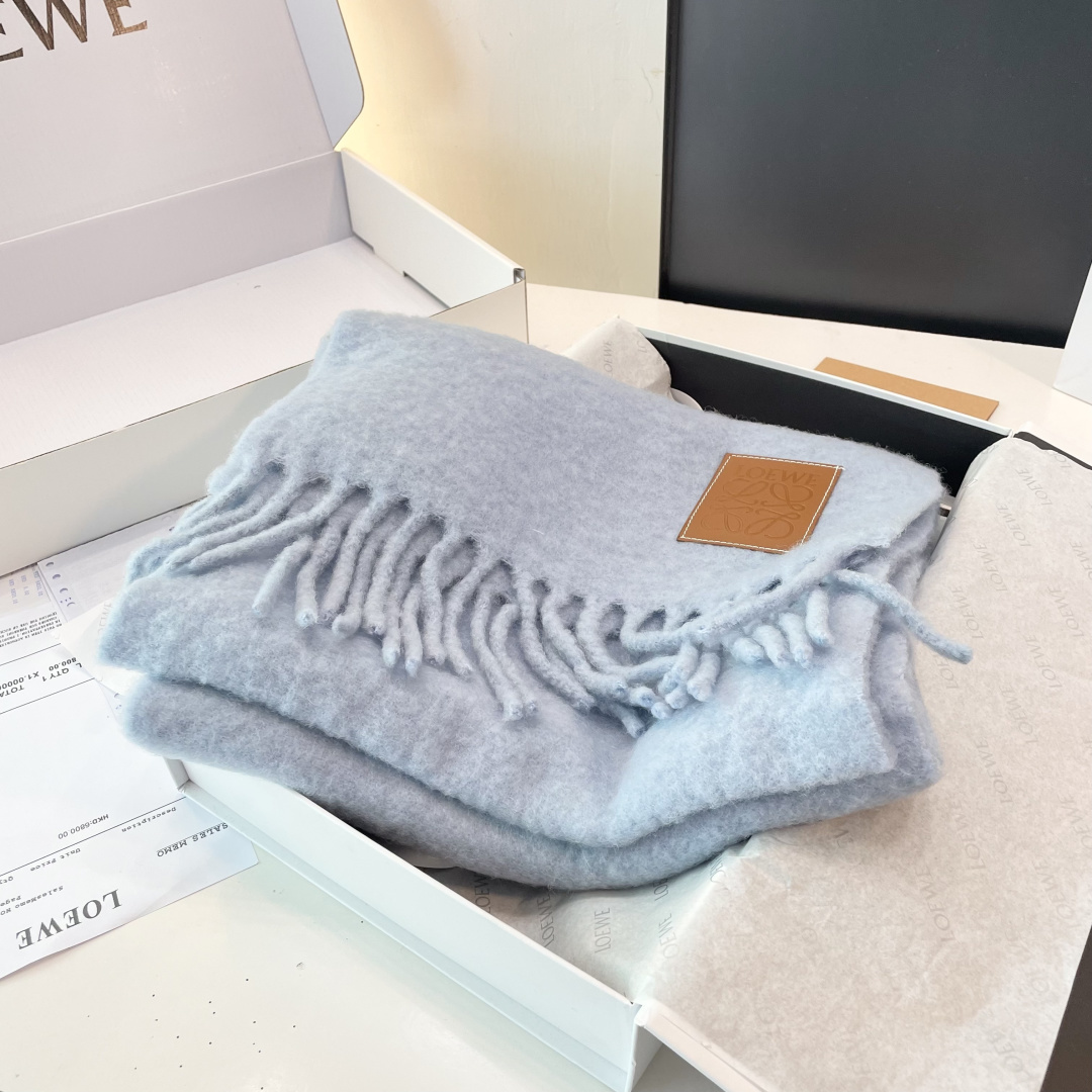 2025年罗意威超美新款马海毛围巾！超级推荐入手！】质感好货！主打的马海毛围巾~据说超难买哦！！打了好多