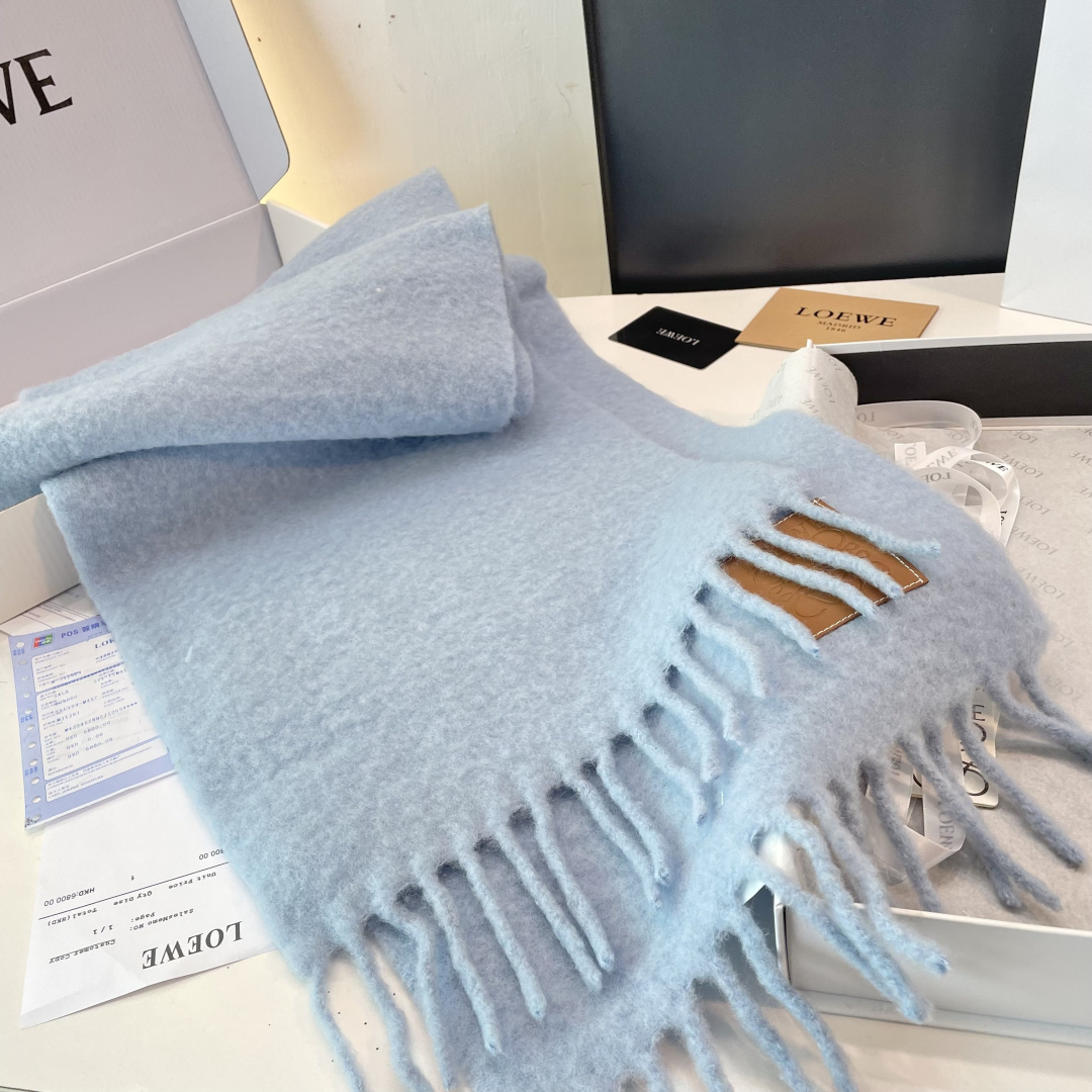 2025年罗意威超美新款马海毛围巾！超级推荐入手！】质感好货！主打的马海毛围巾~据说超难买哦！！打了好多