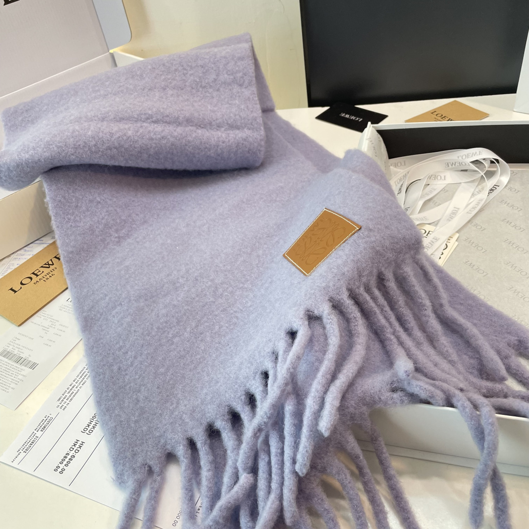 2025年罗意威超美新款马海毛围巾！超级推荐入手！】质感好货！主打的马海毛围巾~据说超难买哦！！打了好多