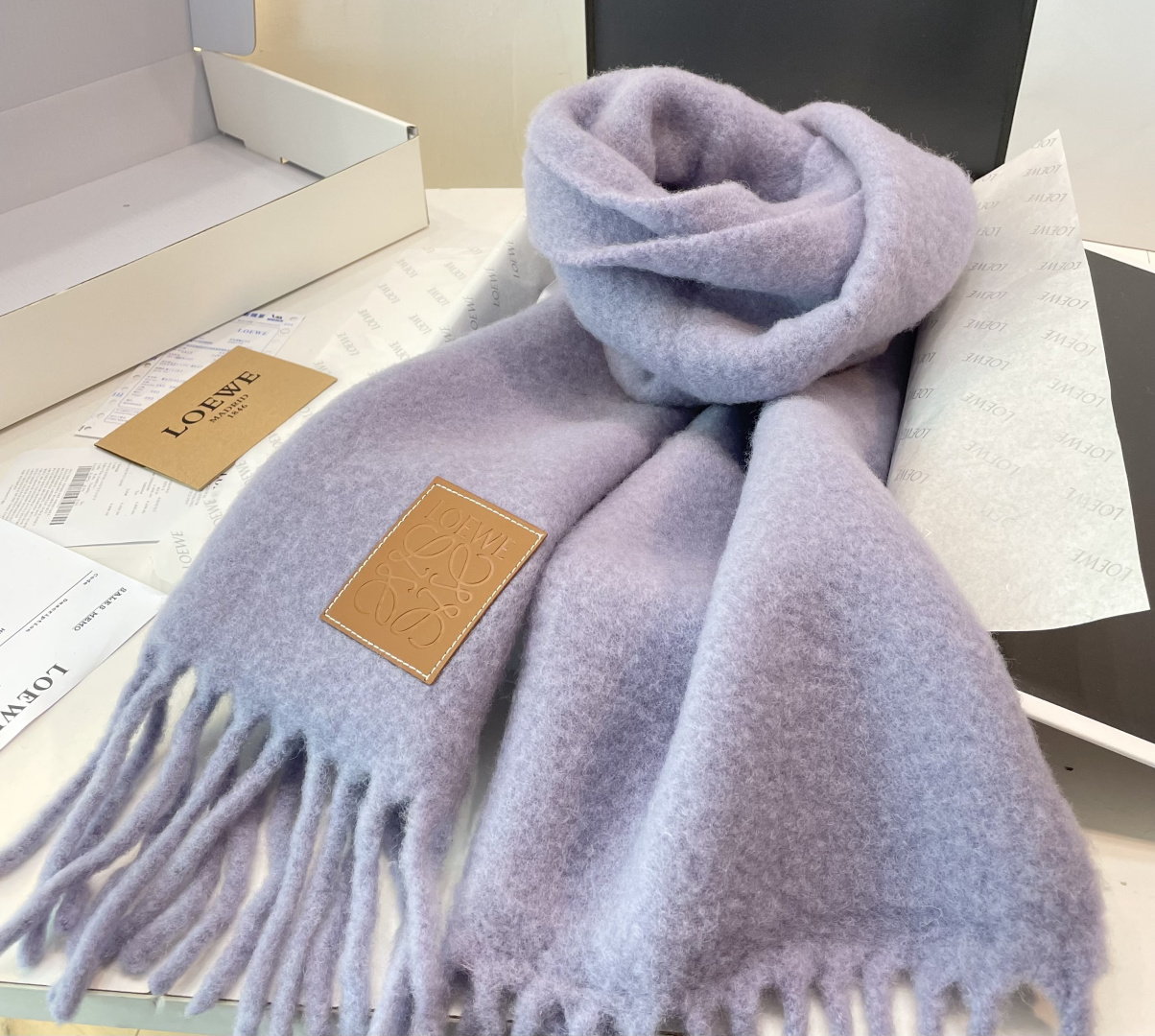 2025年罗意威超美新款马海毛围巾！超级推荐入手！】质感好货！主打的马海毛围巾~据说超难买哦！！打了好多
