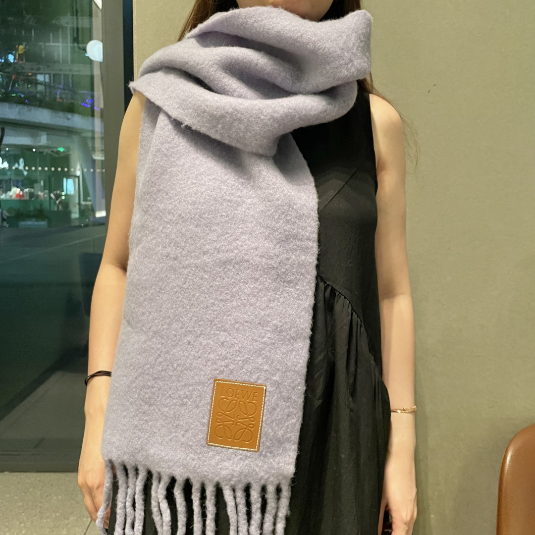 2025年罗意威超美新款马海毛围巾！超级推荐入手！】质感好货！主打的马海毛围巾~据说超难买哦！！打了好多