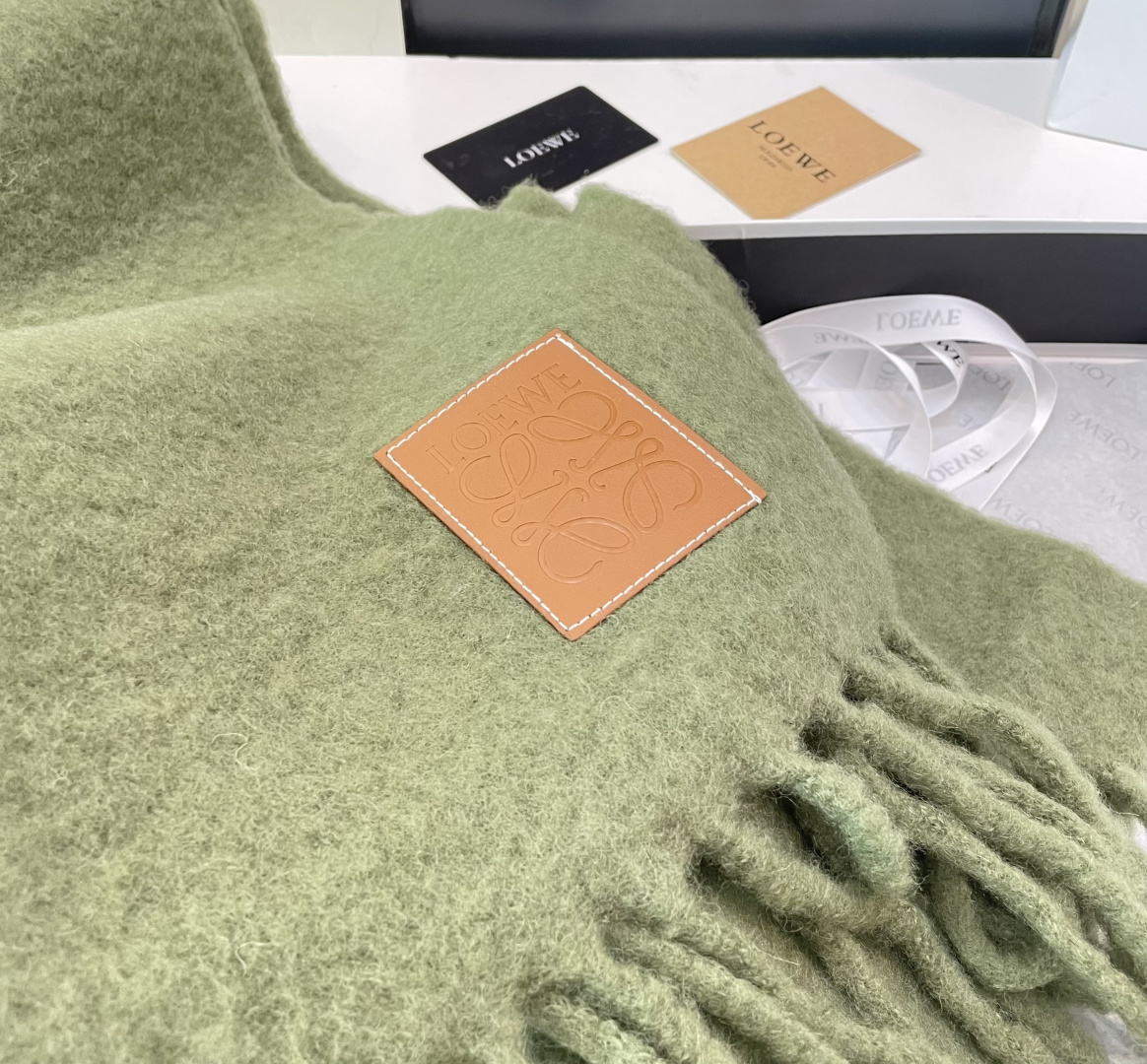 2025年罗意威超美新款马海毛围巾！超级推荐入手！】质感好货！主打的马海毛围巾~据说超难买哦！！打了好多