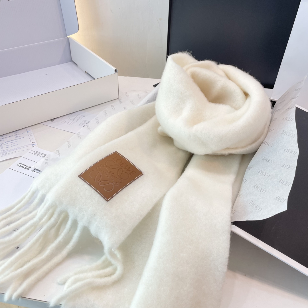 2025年罗意威超美新款马海毛围巾！超级推荐入手！】质感好货！主打的马海毛围巾~据说超难买哦！！打了好多