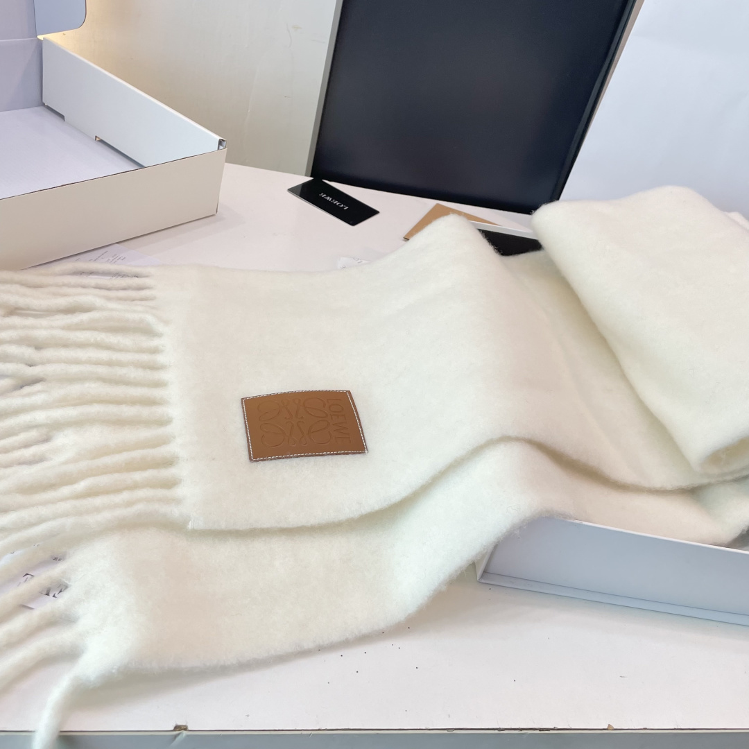 2025年罗意威超美新款马海毛围巾！超级推荐入手！】质感好货！主打的马海毛围巾~据说超难买哦！！打了好多