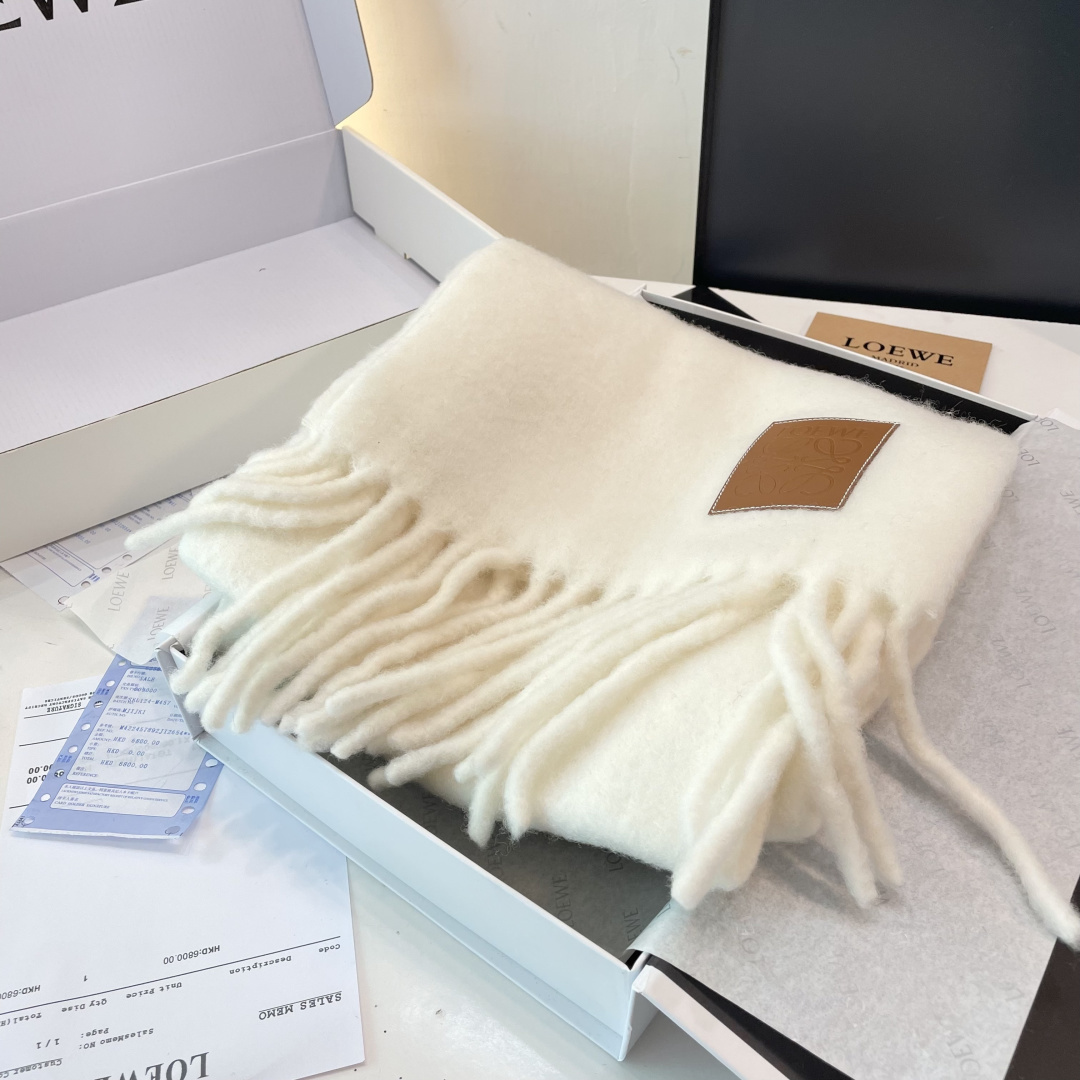 2025年罗意威超美新款马海毛围巾！超级推荐入手！】质感好货！主打的马海毛围巾~据说超难买哦！！打了好多