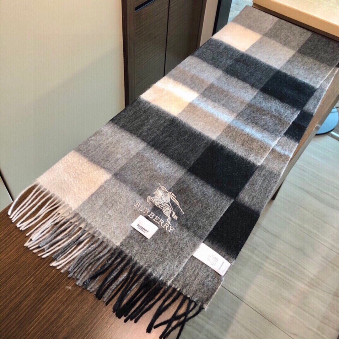 怒推走量新款🎊重磅推荐🎊巴宝莉官网最新款💥 100%顶级山羊绒材质。非常保暖👑 柔软亲肤，不扎脖😍经典巴