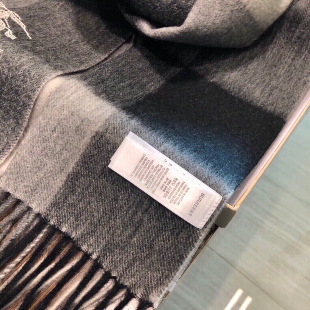 怒推走量新款🎊重磅推荐🎊巴宝莉官网最新款💥 100%顶级山羊绒材质。非常保暖👑 柔软亲肤，不扎脖😍经典巴