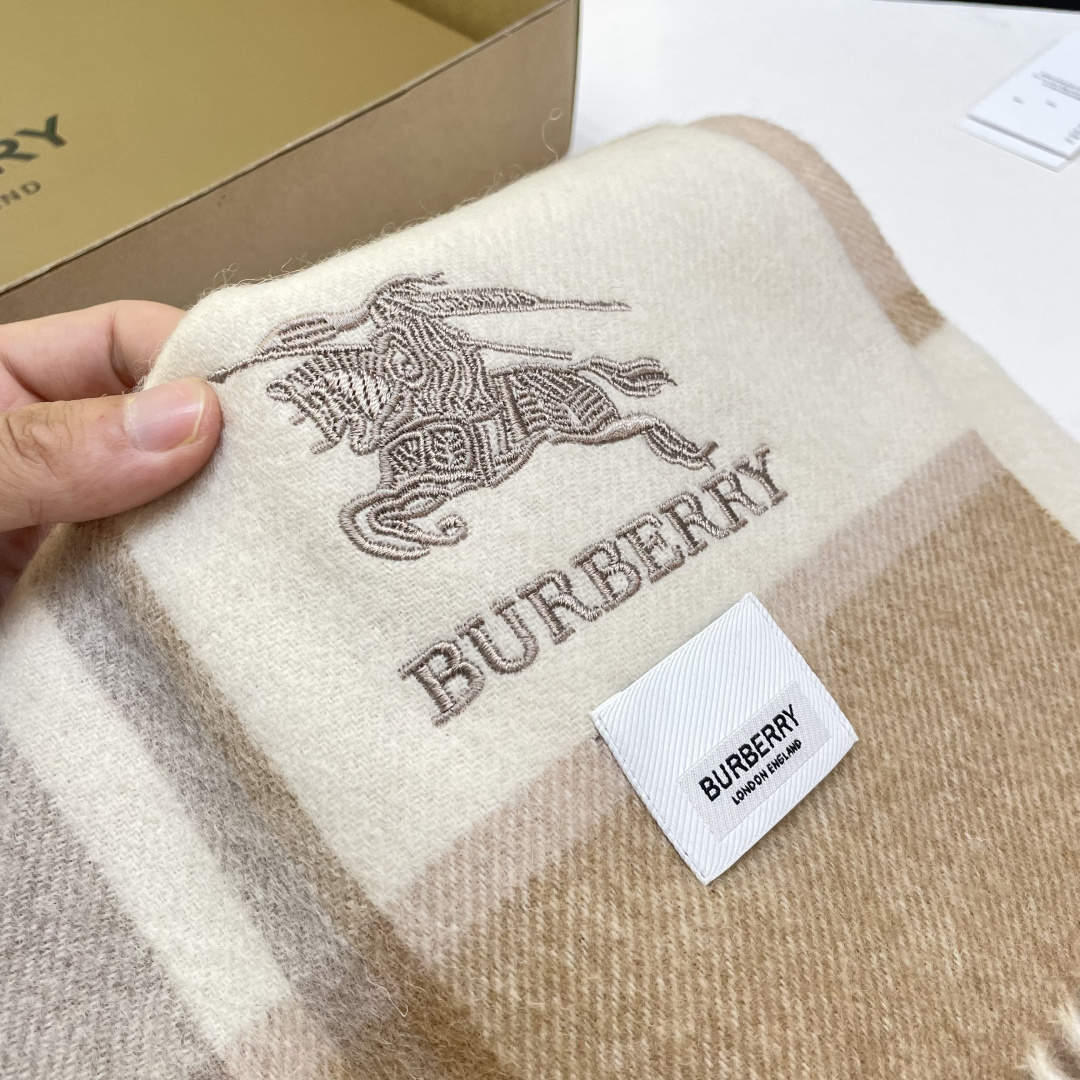 巴宝利国际品牌时尚男女士围巾上市。。✨霸气休闲为一体[鼓掌][鼓掌]顶级羊绒+精细刺绣 32*180标准