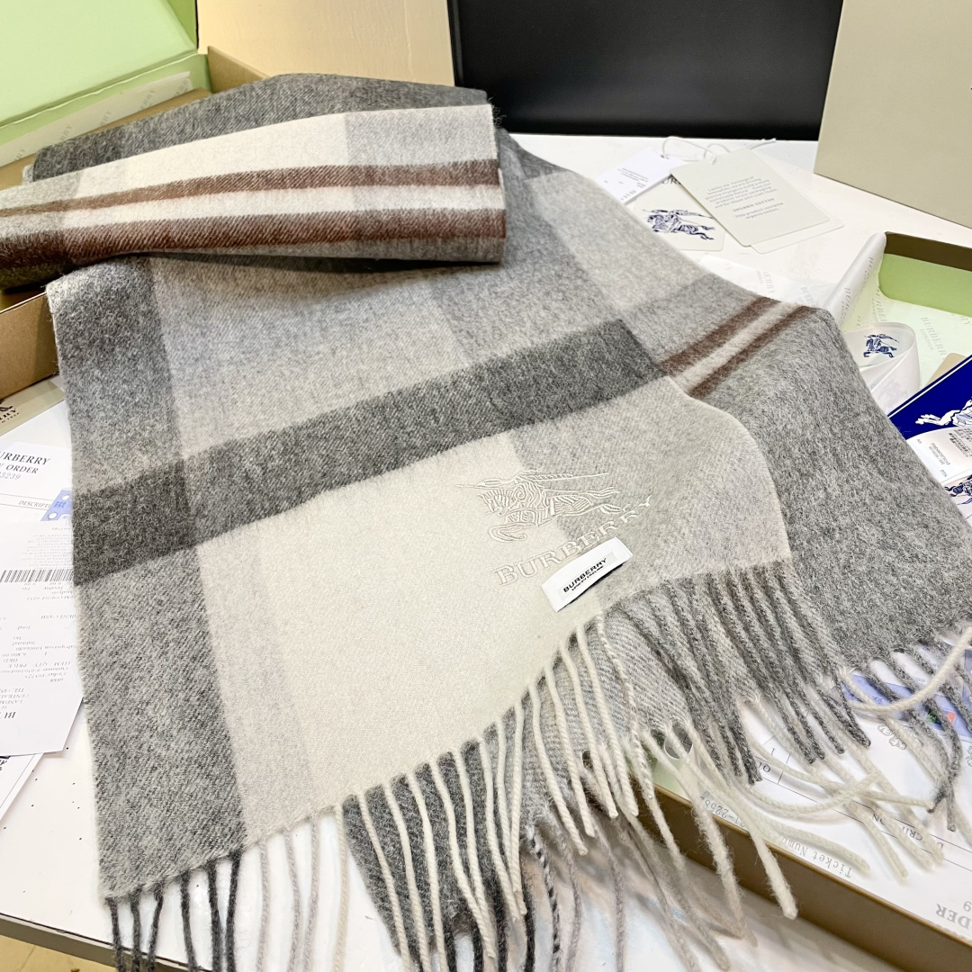 巴宝利国际品牌时尚男女士围巾上市。。✨霸气休闲为一体[鼓掌][鼓掌]顶级羊绒+精细刺绣 32*180标准