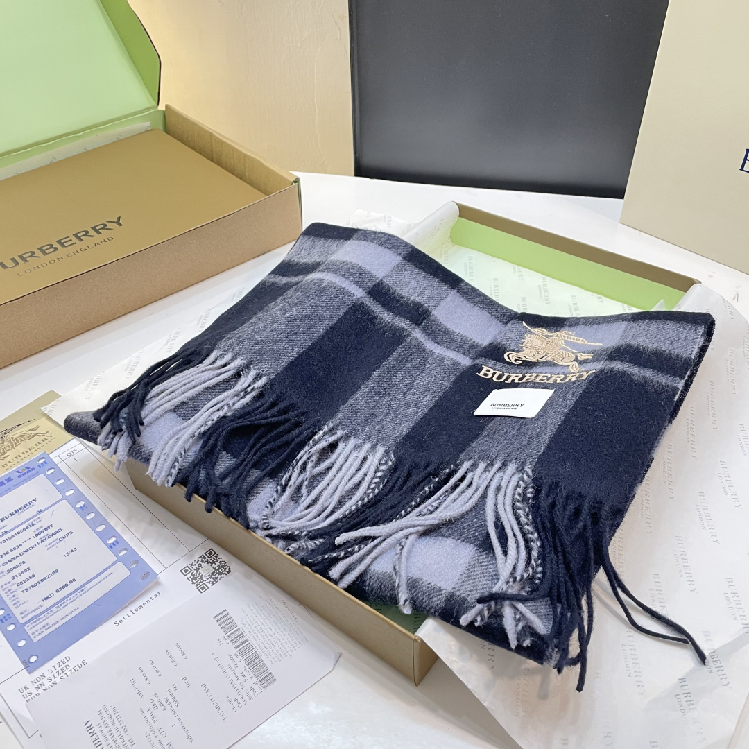 巴宝利国际品牌时尚男女士围巾上市。。✨霸气休闲为一体[鼓掌][鼓掌]顶级羊绒+精细刺绣 32*180标准