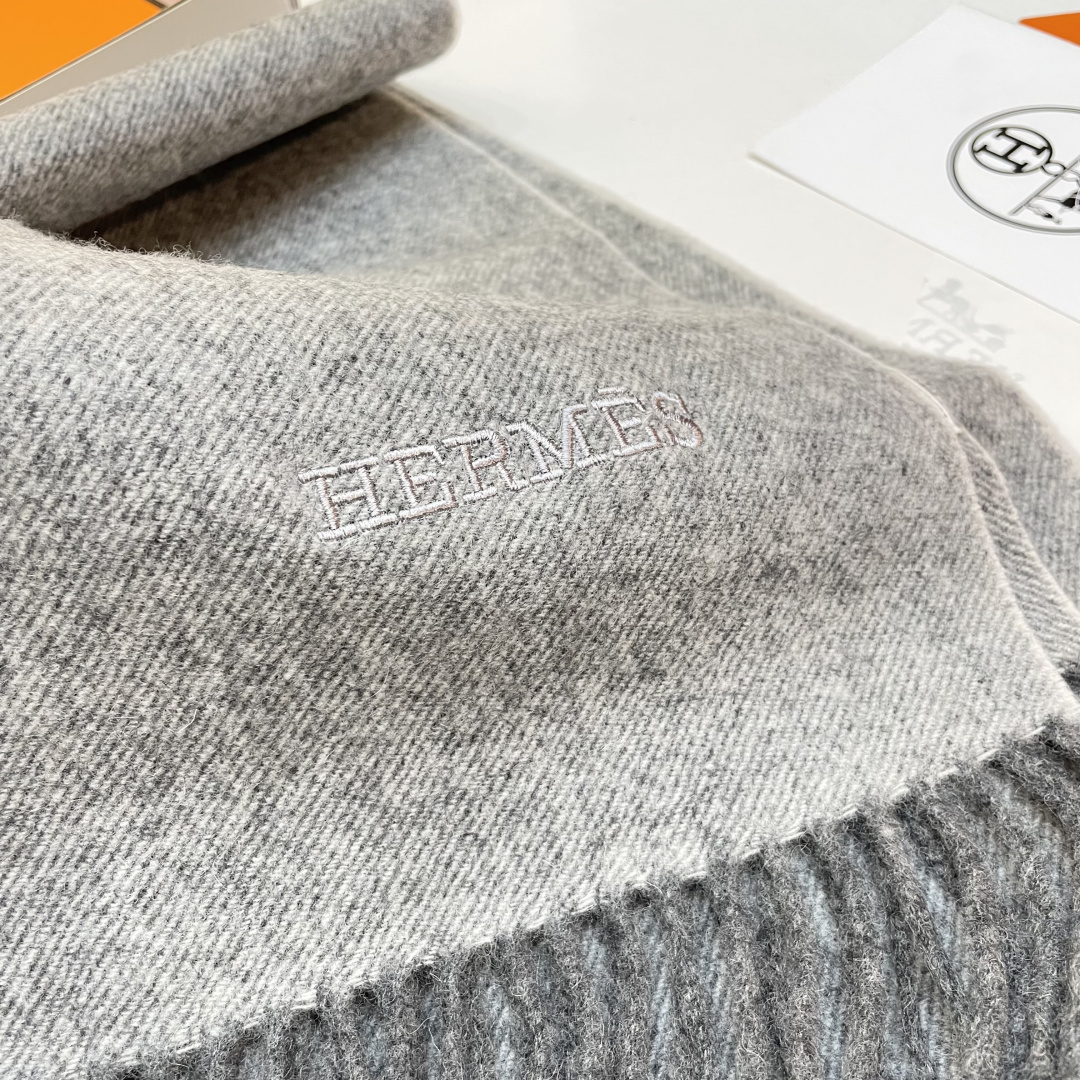 爱马仕❗👫同款围巾且买且珍惜羊绒款😍~都是出口订单所以比较难遇❤东西讲究少而精😍好看的一定要收😎这款H家