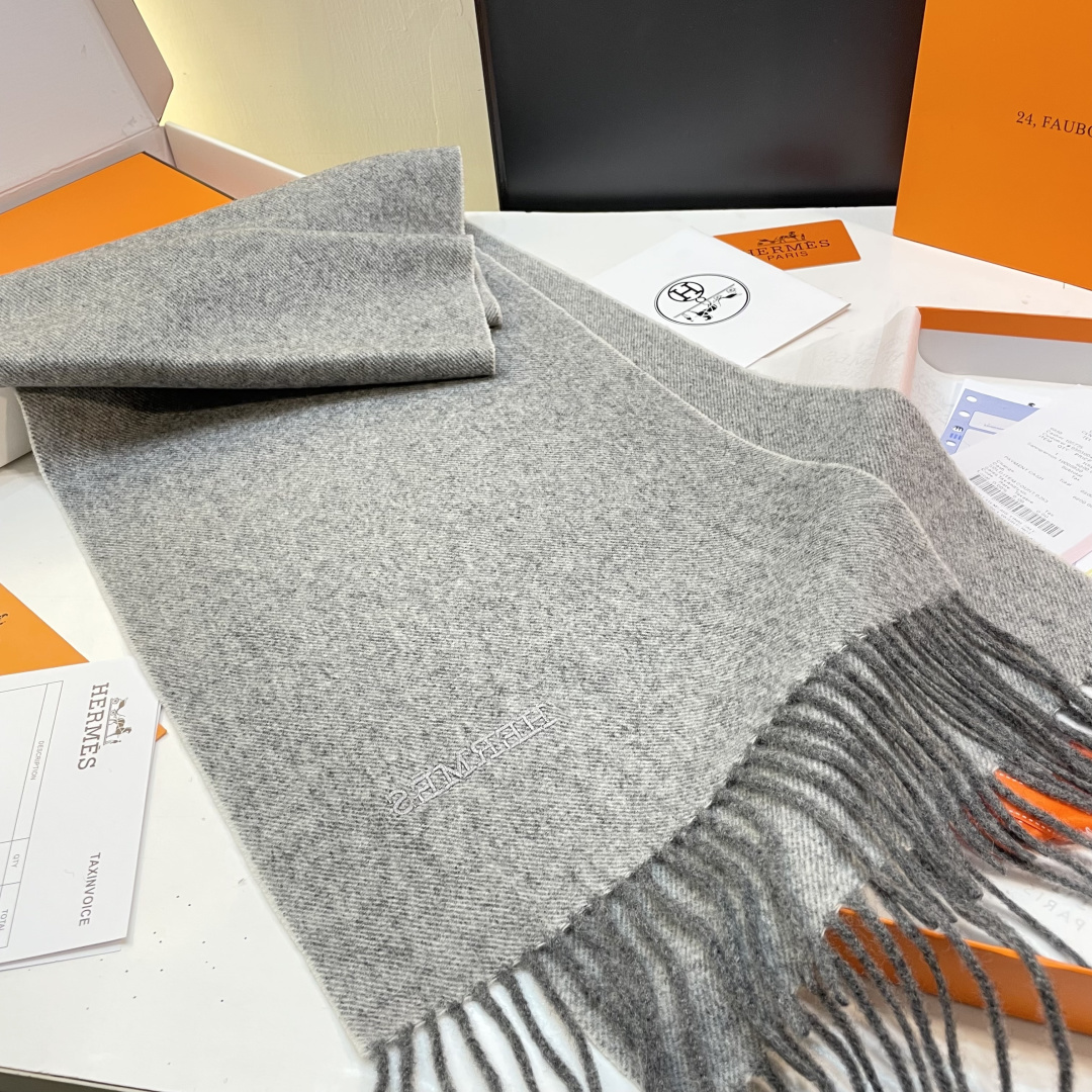 爱马仕❗👫同款围巾且买且珍惜羊绒款😍~都是出口订单所以比较难遇❤东西讲究少而精😍好看的一定要收😎这款H家